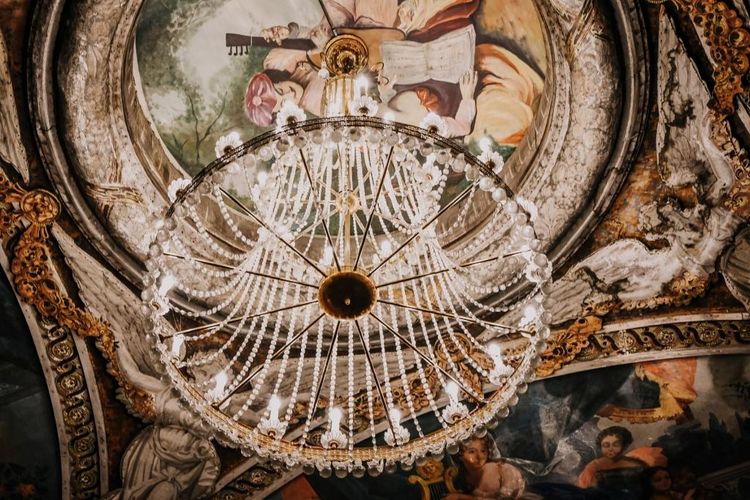 Une vue du plafond du théâtre municipal d'Auch avec un immense lustre suspendu